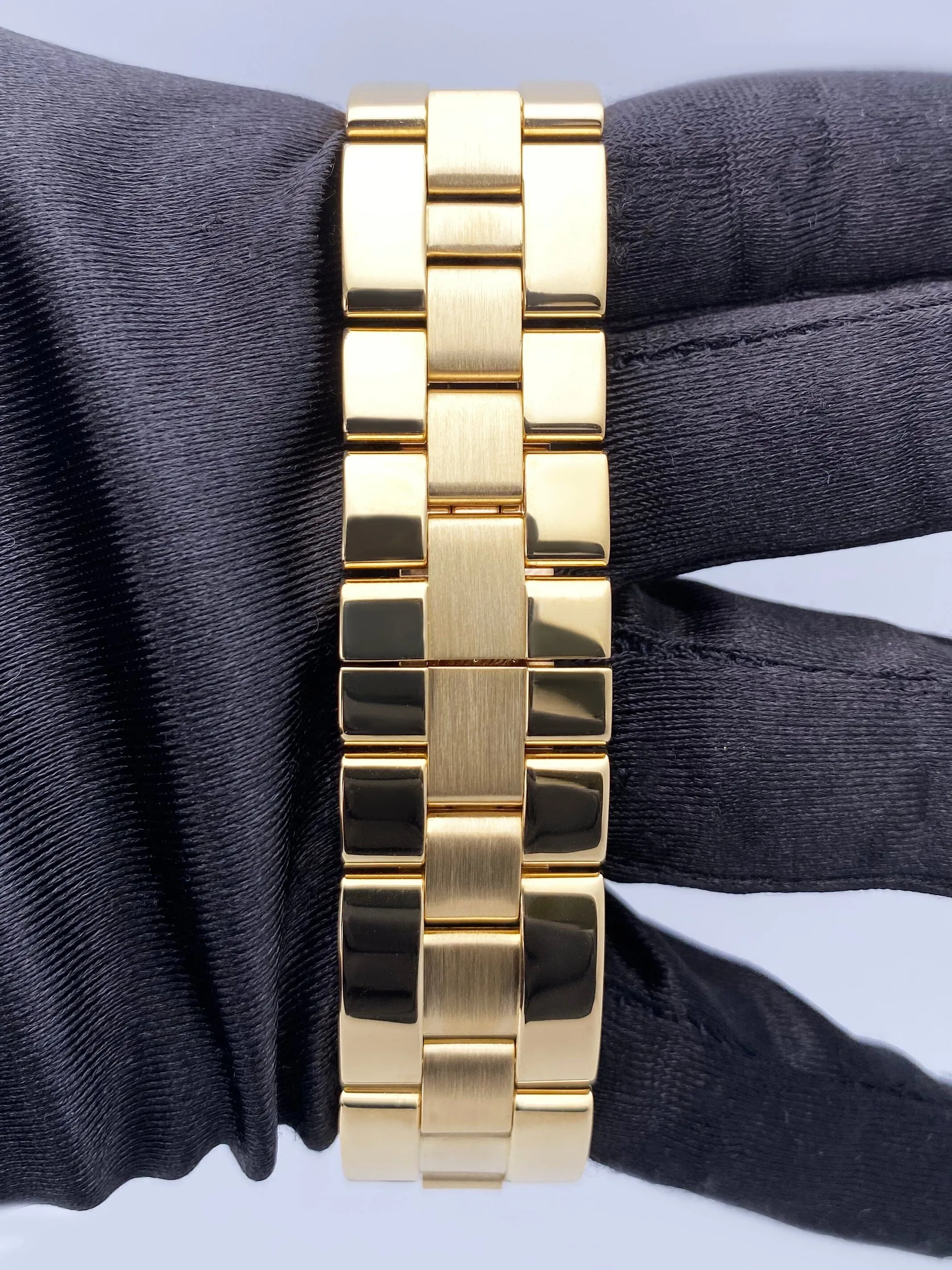 Cartier Roadster Large W62003V1 18K Yellow Gold Mens Watch