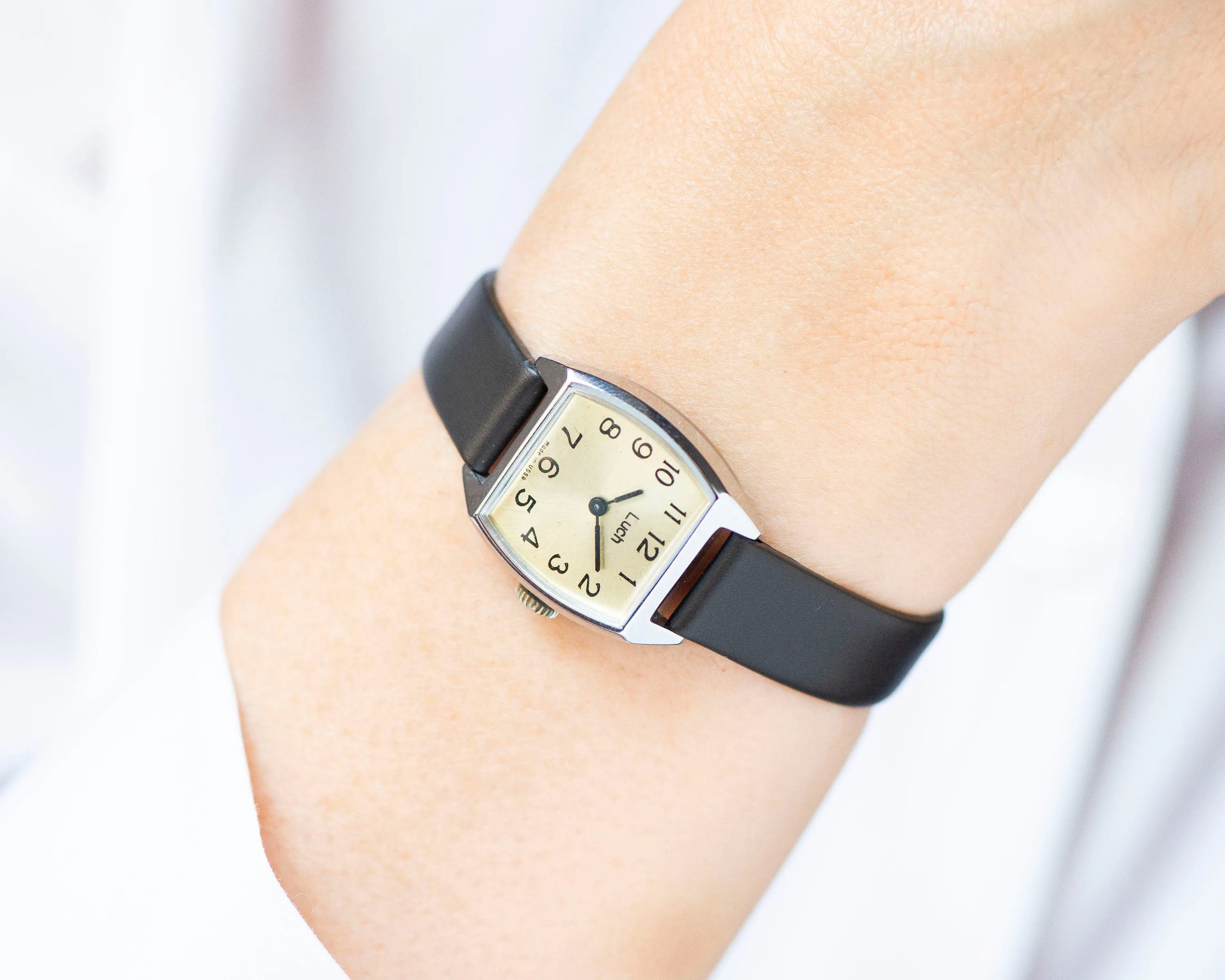 Mint condition wristwatch for women Ray, silver shade women watch minimalist dial, square women watch Arabic numerals, genuine leather strap