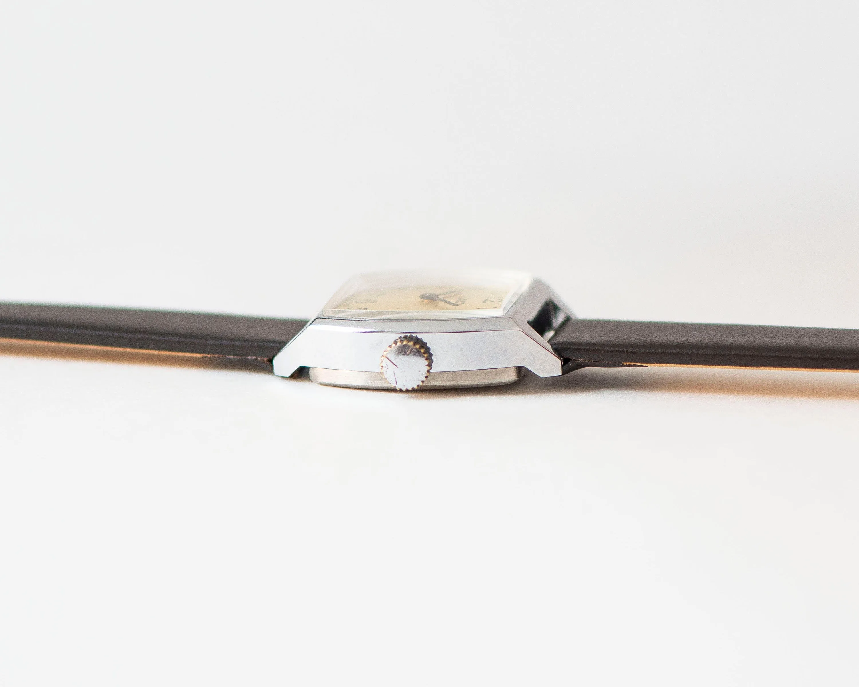 Mint condition wristwatch for women Ray, silver shade women watch minimalist dial, square women watch Arabic numerals, genuine leather strap