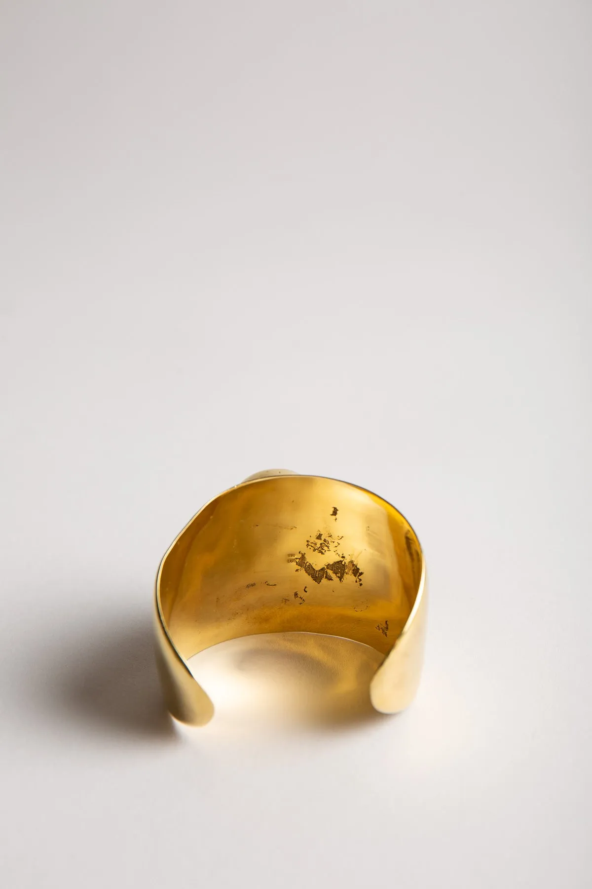 TOM BINNS | LARGE GOLD SKULL CUFF