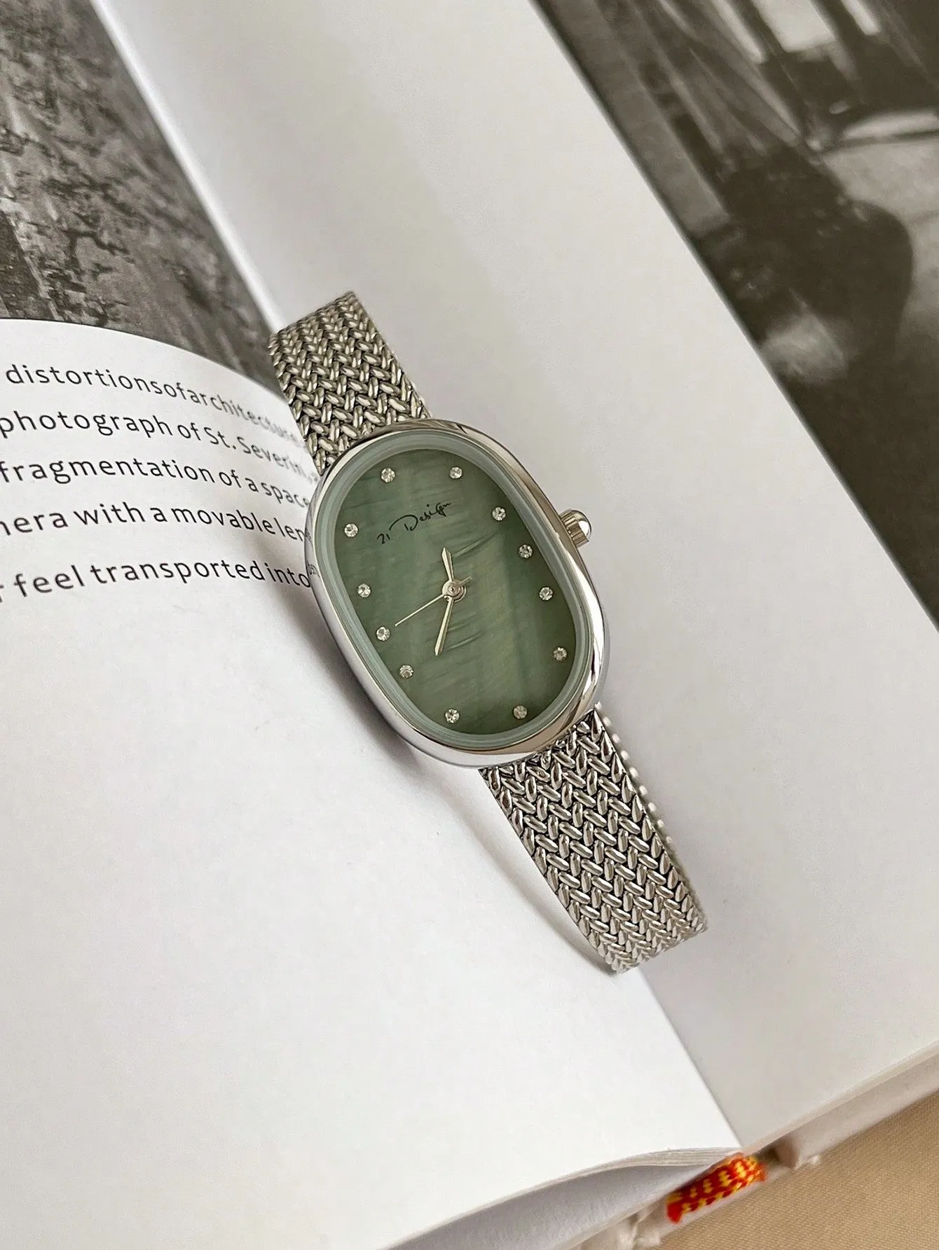 Woven Mesh Strap Oval-Shaped Dial Waterproof Quartz Watch